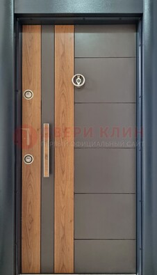 Коричневая входная дверь c МДФ панелью ЧД-01 в частный дом в Екатеринбурге