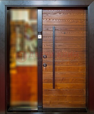 Коричневая входная дверь c МДФ панелью и стеклом ЧД-38 в частный дом в Екатеринбурге