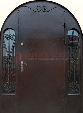 Арочная дверь со стеклом и ковкой ДА-16 под старину в Екатеринбурге