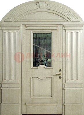 Белая входная дверь массив со стеклом и ковкой ДА-49 в Екатеринбурге
