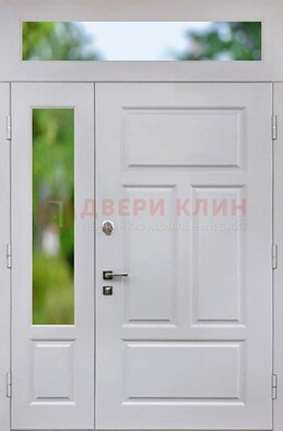 Белая полуторная железная дверь со стеклом и фрамугами ДФГ-10 в Екатеринбурге