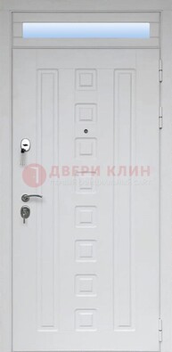 Белая металлическая дверь с фрамугой для коттеджа ДФГ-21 в Екатеринбурге