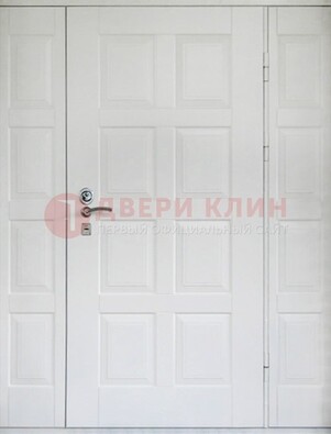 Белая входная дверь для коттеджа с МДФ ДМ-536 в Екатеринбурге