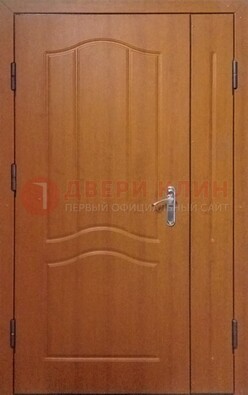 Коричневая двухстворчатая тамбурная дверь с МДФ ДМ-538 в Екатеринбурге
