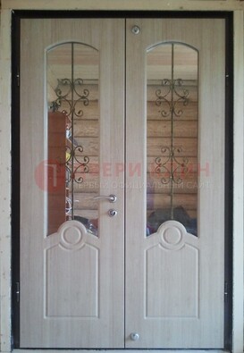 Парадная дверь со стеклянными вставками и ковкой ДПР-23 в деревянный дом в Екатеринбурге