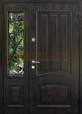Парадная дверь со стеклянными вставками и ковкой ДПР-31 в кирпичный дом в Екатеринбурге