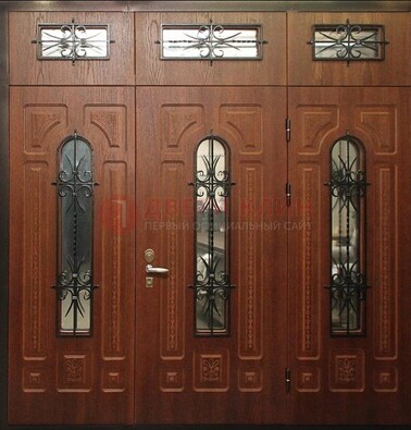 Парадная дверь с металлическими вставками и ковкой ДПР-72 в дом в Екатеринбурге