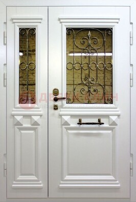 Белая парадная металлическая дверь со стеклом и ковкой ДПР-83 в Екатеринбурге