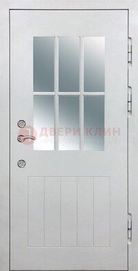 Белая уличная дверь со стеклом ДС-30 в Екатеринбурге