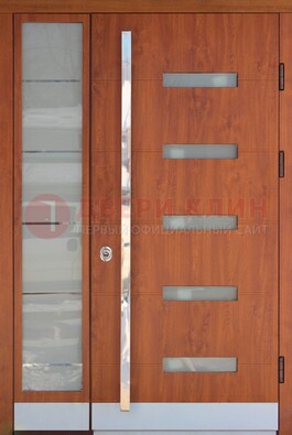 Коричневая металлическая дверь со стеклом ДС-72 в Екатеринбурге