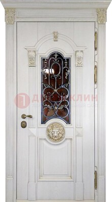 Белая железная дверь со стеклом и ковкой для кирпичного дома ДСК-155 в Екатеринбурге