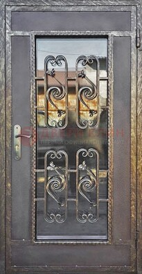 Коричневая наружная дверь порошок со стеклом и ковкой ДСК-160 в Екатеринбурге
