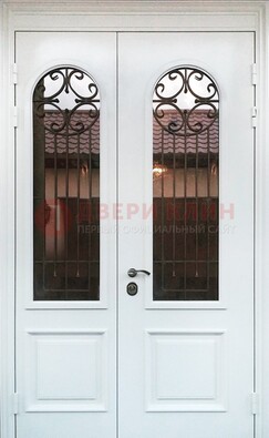 Белая стальная дверь стекло с ковкой и филенкой ДСК-201 в Екатеринбурге