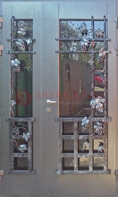 Распашная уличная дверь Порошок со стеклом и ковкой ДСК-221 в Екатеринбурге