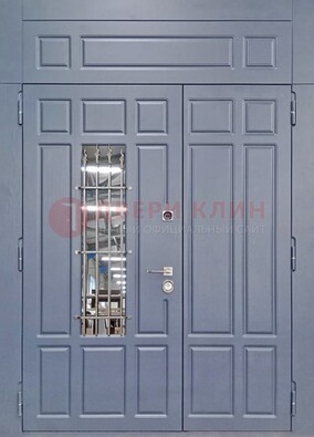 Серая двухстворчатая дверь Винорит со стеклом и ковкой ДСК-234 RAL 7024 в Екатеринбурге