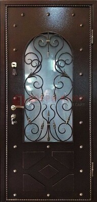 Влагостойкая дверь со стеклом и ковкой с декором ДСК-37 в Екатеринбурге