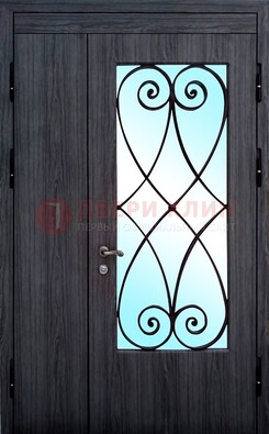 Стальная дверь со стеклом и ковкой ДСК-69 в деревянный дом в Екатеринбурге