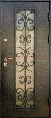 Входная дверь Дверь со стеклом и ковкой черного цвета ДСК-76 для веранды в Екатеринбурге