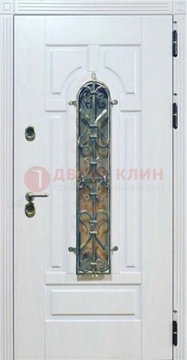Белая остекленная металлическая дверь с ковкой ДСК-98 в Екатеринбурге