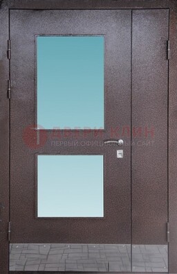 Коричневая тамбурная дверь со стеклянными вставками ДТМ-21 в Екатеринбурге