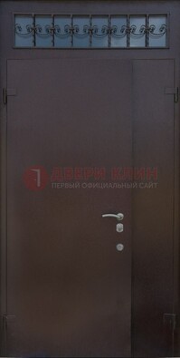 Коричневая тамбурная дверь со стеклянными вставками и ковкой ДТМ-39 в Екатеринбурге