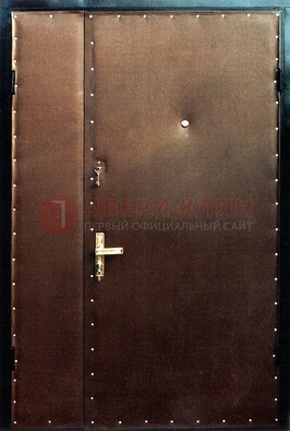 Коричневая тамбурная дверь с оформлением ДТМ-40 в Кубинке