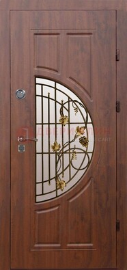 Стальная коричневая дверь с виноритом и ковкой ДВТ-82 в Екатеринбурге