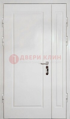 Полуторная металлическая дверь с МДФ в белом цвете ПЛ-24 в Екатеринбурге