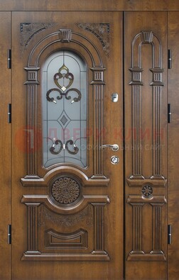 Коричневая двухстворчатая железная дверь с МДФ и витражом ВЖ-32 в Екатеринбурге
