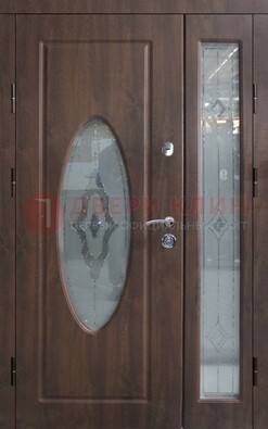 Коричневая двухстворчатая железная дверь с МДФ и витражом ВЖ-33 в Екатеринбурге